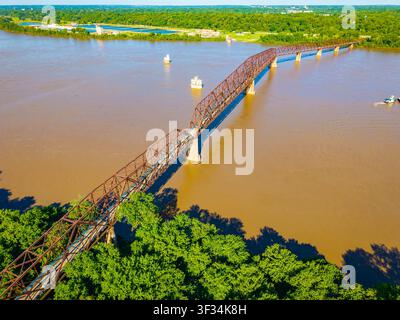 Luftbild der historischen Old Chain of Rocks Bridge, die den Mississippi zwischen Illinois und Missouri überspannt Stockfoto