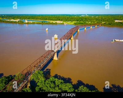 Luftbild der historischen Old Chain of Rocks Bridge, die den Mississippi zwischen Illinois und Missouri überspannt Stockfoto