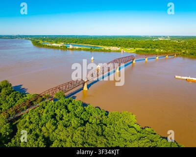 Luftbild der historischen Old Chain of Rocks Bridge, die den Mississippi zwischen Illinois und Missouri überspannt Stockfoto