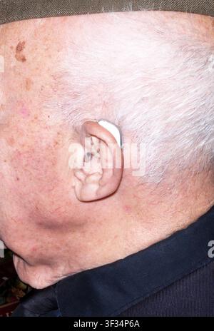 Nahaufnahme des Profils eines älteren Mannes mit Hörgerät Stockfoto