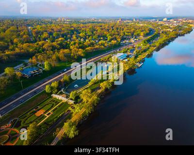 Panoramareicher Luftbildmorgenblick auf die Sinnissippi Gardens in Rockford, Illinois Stockfoto