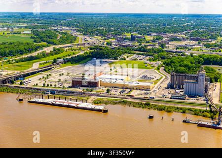 St. Louis, MO, USA – 29. April 2026: Luftbild der East St. Louis-Flussufer mit Industriegebäuden, Schleppern und Getreidesilos entlang des M Stockfoto
