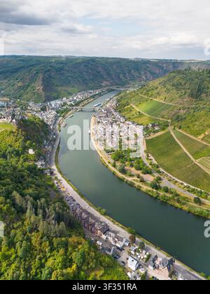 Luftbild des Moseltals und der Stadt Cochem mit üppigen Weinbergen, historischen Gebäuden und dem gewundenen Fluss in Cochem, Rheinland Stockfoto
