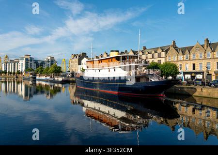 Schwebendes Hotel Ocean Mist, das im Sommer sonnenschein auf dem Water of Leith-Fluss am The Shore Leith, Edinburgh, Schottland, UK, vertäut ist Stockfoto