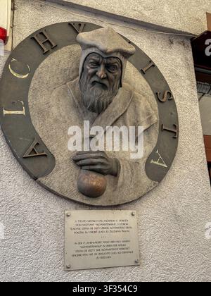 Alchymista-Relief, das einen mittelalterlichen Alchemisten vor einer Stätte in der Altstadt von Bratislava, Slowakei, darstellt. Stockfoto