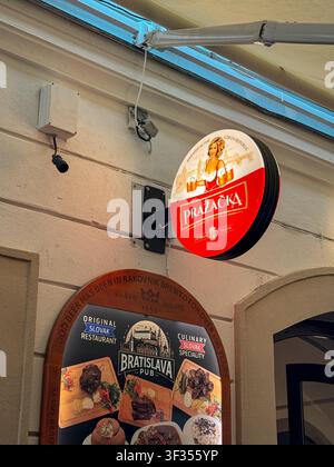 Schild des Restaurants Červený Rak in einer historischen Passage in der Altstadt von Bratislava, Slowakei. Stockfoto