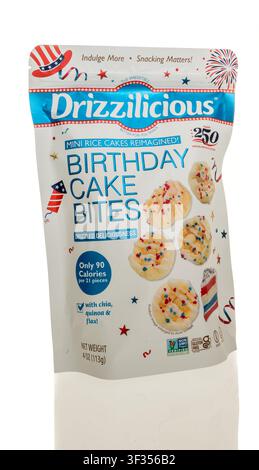 Winneconne, WI - 7. Juli 2026: Eine Packung Drizzilicous Mini-Rick-Kuchen-Geburtstagskuchen-Bissen auf einem isolierten Hintergrund. Stockfoto