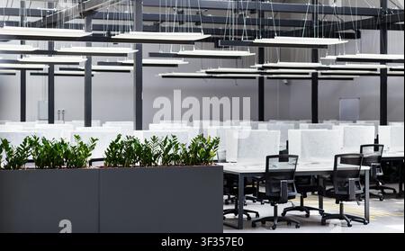 Seitenansicht auf großes Firmenbüro, Monitore Stockfoto