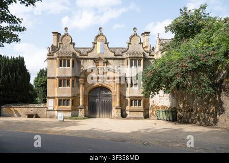 Torhaus zum Stanway Manor House, erbaut in jakobinischer Architektur aus dem Jahr 1630, Cotswolds, UK Stockfoto