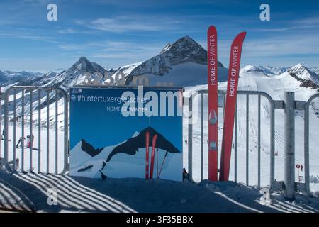 Aussichtspunkt mit Blick auf die österreichischen Alpen im Skiresort Hintertux Stockfoto