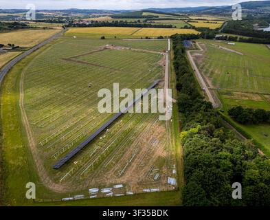 Luftbild-Drohnenaufnahme der PFVU Strathruddie Solarfarm im Bau, Kinglassie, Fife Schottland. Stockfoto