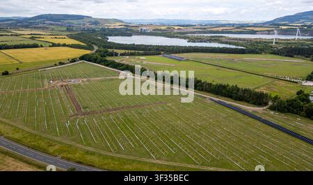 Luftbild-Drohnenaufnahme der PFVU Strathruddie Solarfarm im Bau, Kinglassie, Fife Schottland. Stockfoto