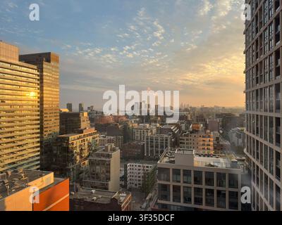 Torontos Stadtsilhouette zeigt eine Mischung aus moderner und historischer Architektur, mit Bürotürmen und Wohngebäuden im Abendsonnenuntergang Stockfoto