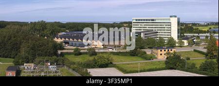 Nordborg, Dänemark – 12. Juli 2026: Luftaufnahme von Danfoss-Fabrikgebäuden und Bürokomplex, umgeben von üppigen grünen Bäumen und Feldern unter einem klaren Stockfoto