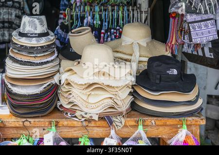 Sommerhut-Verkaufsstand, Koh Larn, Thailand Stockfoto
