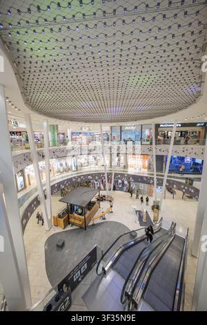 Zentrales Atrium in einem Einkaufszentrum mit Rolltreppen und Lichtdesign, Milaneo, Stuttgart, Deutschland Stockfoto