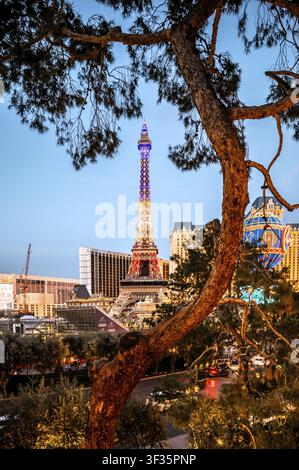 Las Vegas, Nevada, USA – November 2023: Pariser Las-Vegas-Eiffelturm-Replik und Hotelcasino beleuchtet in der Dämmerung entlang des Las-Vegas-Streifens Stockfoto