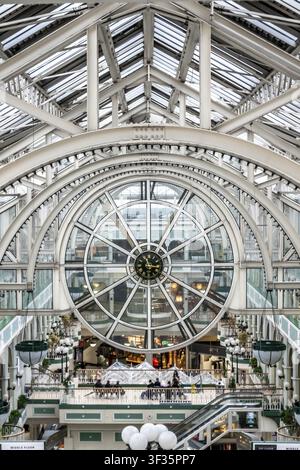 Innenansicht des St. Stephens Green Einkaufszentrums in Dublin, Irland, mit kunstvoller eiserner Uhrkonstruktion und symmetrischer Architektur Stockfoto