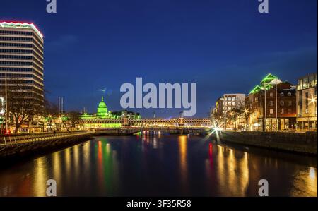 Dubliner Abendreflexionen entlang des Flusses Liffey Stockfoto