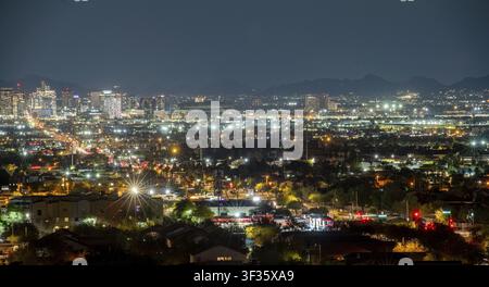 Die Skyline von Phoenix, Arizona, bei Nacht mit den Lichtern der Innenstadt und der Stadtlandschaft, gesehen aus der Vogelperspektive Stockfoto