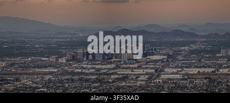 Phoenix Arizona Skyline zur Goldenen Stunde, gesehen vom Dobbins Lookout mit Innenstadtgebäuden und geschichteten Wüstenbergen Stockfoto