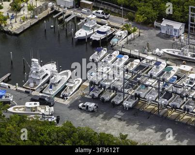 Islamorada, Florida, Vereinigte Staaten - 23. Juni 2026: Luftaufnahme einer Marina in Islamorada mit Motorbooten, die im Wasser festgemacht und in einem Racksystem gelagert sind Stockfoto