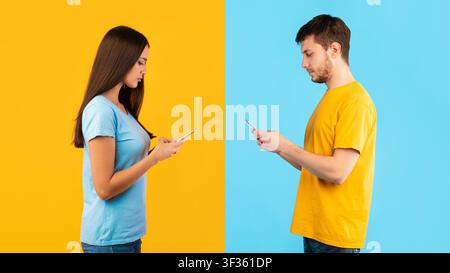 Porträt eines jungen Paares mit ihren Mobiltelefonen Stockfoto