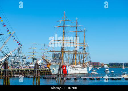 US Coast Guard USCGC Eagle, ein Barkenschiff, liegt während Sail Boston 2026 im Boston Charlestown Navy Yard in Boston, Massachusetts, MA, USA. Stockfoto