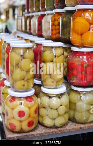 Gläser mit eingelegten Früchten und Gemüse auf einem Markt Stockfoto