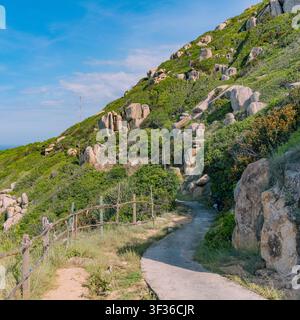 Erhöhte Ansicht über türkisblauem Wasser und schroffen Klippen, Bich-Damm, Nha Trang, Vietnam Stockfoto