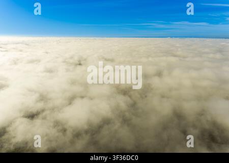 Drohnen-Luftbild der dichten und tief hängenden Wolkendecke über der Cumberland-Ebene und der Penrith-Seen-Region, gesehen von den Hawkesbury Heights aus Stockfoto