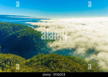 Drohnen-Luftbild der dichten und tief hängenden Wolkendecke über der Cumberland-Ebene und der Penrith-Seen-Region, gesehen von den Hawkesbury Heights aus Stockfoto