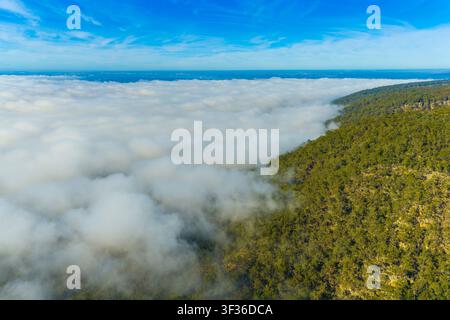 Drohnen-Luftbild der dichten und tief hängenden Wolkendecke über der Cumberland-Ebene und der Penrith-Seen-Region, gesehen von den Hawkesbury Heights aus Stockfoto