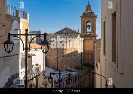 Eine malerische Straßenansicht in Agrigento, historischer Glockenturm, Sizilien, Italien Stockfoto