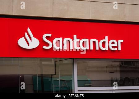Archivfoto vom 05.05.25 einer Santander-Filiale in Sheffield. Santander UK hat bekannt gegeben, dass der Halbjahresgewinn nach einem Verlust von fast 180 Millionen Pfund aufgrund des Autofinanzierungsskandals sowie höherer Kreditausfall- und Umstrukturierungskosten um fast ein Drittel einbrach. Der Großgeldverleiher am High Street - der im Mai seine Übernahme des kleineren Rivalen TSB im Wert von 2,65 Milliarden Pfund abschloss - meldete einen Rückgang des Vorsteuergewinns um 31 % auf 528 Millionen Pfund für die sechs Monate bis zum 30. Juni. Ausgabetag: Mittwoch, 22. Juli 2026. Stockfoto