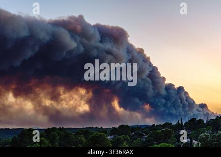 Frankreich. Var. Flayosc. Eine Ansicht aus dem Dorf Flayosc (Var) einer beeindruckenden Rauchwolke, die über Pontevès aufsteigt, wo ein Waldbrand ausgebrochen ist Stockfoto