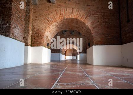 Saubere und aufgeräumte Räume und Gänge in einer alten Festung, die aus roten Ziegeln gebaut wurde. Stockfoto