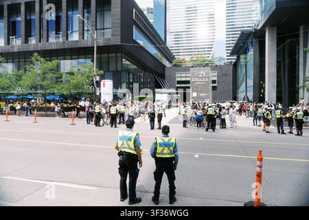 Toronto, Kanada - 20. Juni 2026: Polizeipräsenz und Menschenmenge vor dem Delta Toronto Hotel Stockfoto