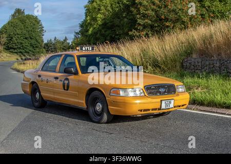2000 Gelber Ford Crown Victoria Auto Benzin 4600 cc, klassischer amerikanischer Full-Size-Hinterradantrieb-Sedan mit einem 4,6-Liter-(4600 cc)-Modular-V8-Motor und Automatikgetriebe Stockfoto