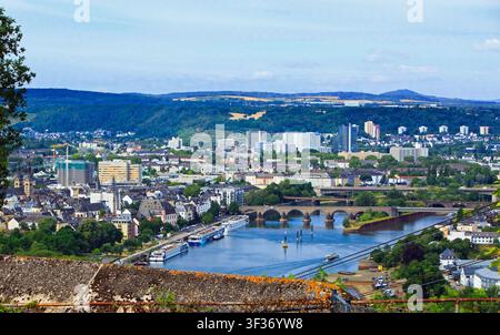 Luftbild von der Spitze der Hügelburg in Kblenz mit Blick über den Rhein und die Stadt Koblenz Stockfoto