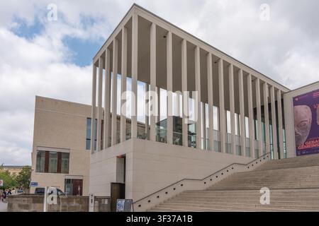 Berlin, Deutschland, 18. Juli 2026. Die James-Simon-Galerie zeigt hohe moderne Säulen und eine breite Treppe auf der Museumsinsel Berlin. Helles Stein, Glas w Stockfoto