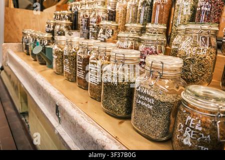 Kräuter, Gewürze und Tees in Gläsern auf einem Marktstand Stockfoto