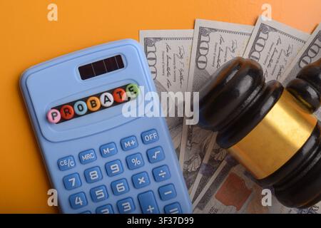 Erbrecht-Konzept mit Richterhammer, US-Dollar-Scheinen und Rechner mit Erbschaftstext, der die Nachlassabwicklung, den Erbschaftsprozess darstellt Stockfoto