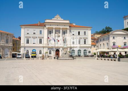 Piran, Slowenien. 26. Mai 2026. Panoramaansicht des Rathausgebäudes im Stadtzentrum Stockfoto