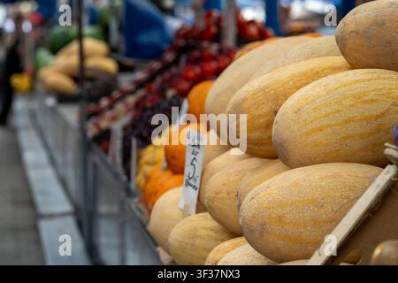 Reife und saftige Melonen liegen auf der Theke auf dem Markt oder Basar. Verkauf von reifen und frischen Gemüse und Obst auf dem Bauernmarkt. Nahaufnahme. Stockfoto