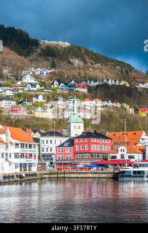 Bergen, Norwegen, 19.04.2026: Blick auf farbenfrohe historische Gebäude in Bryggen in Bergen, Norwegen Stockfoto