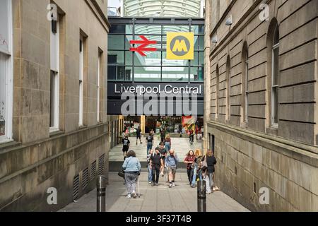 Passagiere und Besucher versammeln sich am Bold-Streingang des Bahnhofs Liverpool Central, bereit, die Stadt zu erkunden oder einen Zug zu erwischen. Die lebendige Atmosphäre Stockfoto