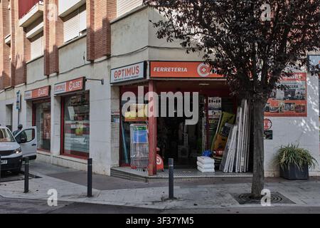 Viladecans, Spanien – 22. Juli 2026: Lokaler Einzelhandelsladen zeigt auf dem Gehweg Baumaterialien, Leitern und Haushaltsartikel. Stockfoto