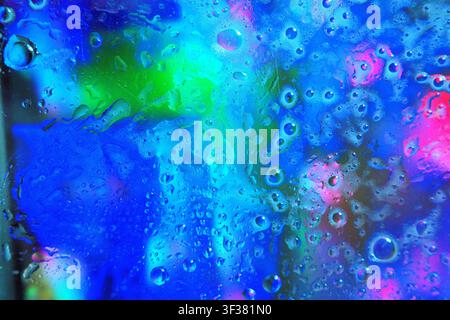 Abstrakte Desktop-Wallpaper mit Wasser- oder Öltropfen auf einem farbigen Hintergrund, der von Blautönen dominiert wird. Hochwertiges Foto Stockfoto