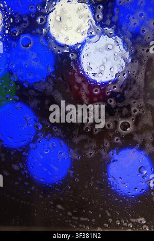 Eine abstrakte Textur, die aus Wassertröpfchen oder Blasen besteht. Die Farbpalette wird von Blau- und Weißtönen dominiert. Hochwertiges Foto Stockfoto